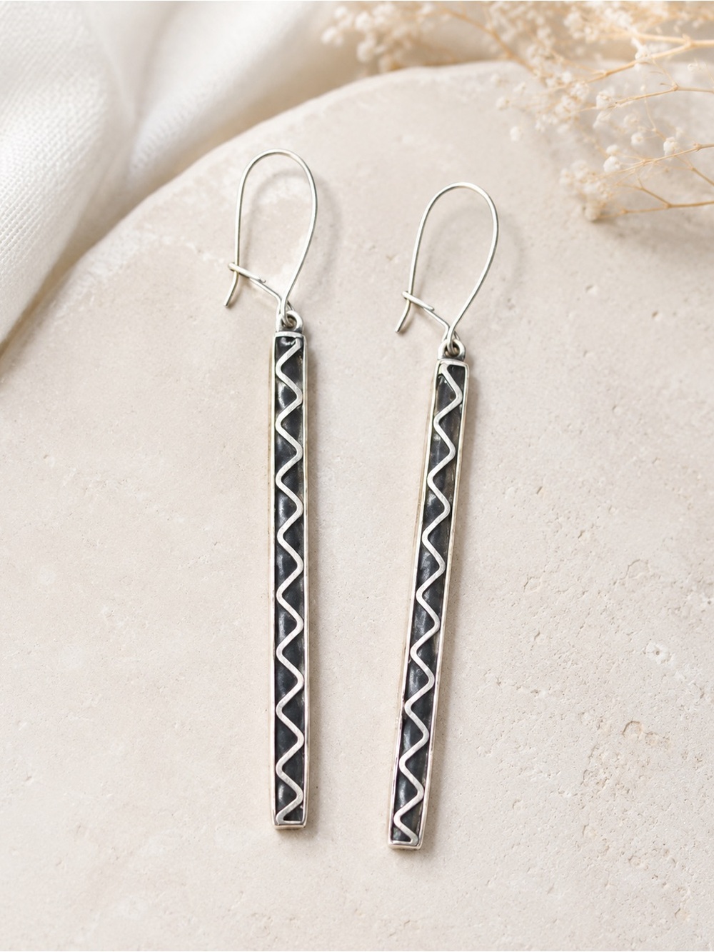 VINTAGE STYLE MEXICAN ALPACA GEOMETRIC DESIGN BLACK SILVER DANGLE EARRINGS
